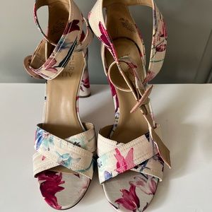 Like New Naturalizer floral Samdals in size 6.5 M.